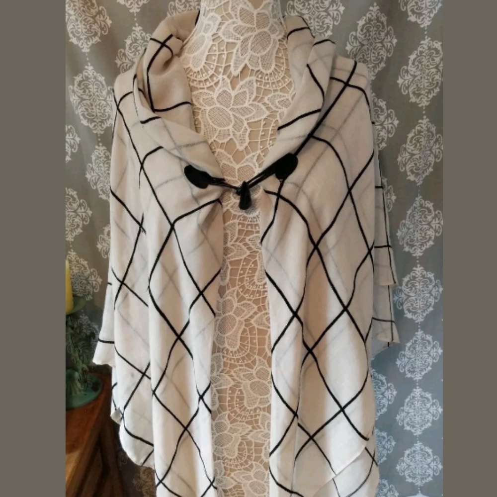 NWT ladies window pane toggle shawl